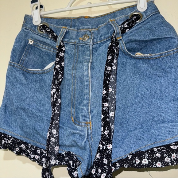 Women’s Vintage 90’s High Waisted Daisy Duke Denim Shorts Floral Detail Size 5/6 - Picture 7 of 16